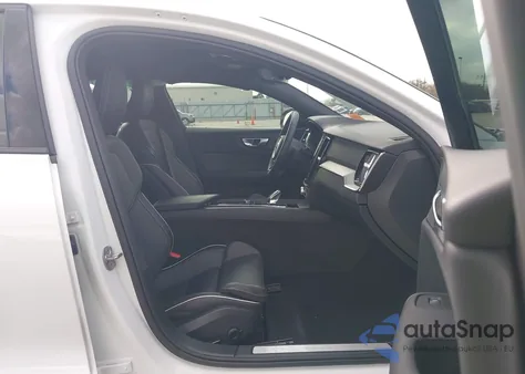 2024 Volvo S60 B5 Plus Black Edition z USA, uszkodzony, nr VIN 7JRL12FH1RG299930